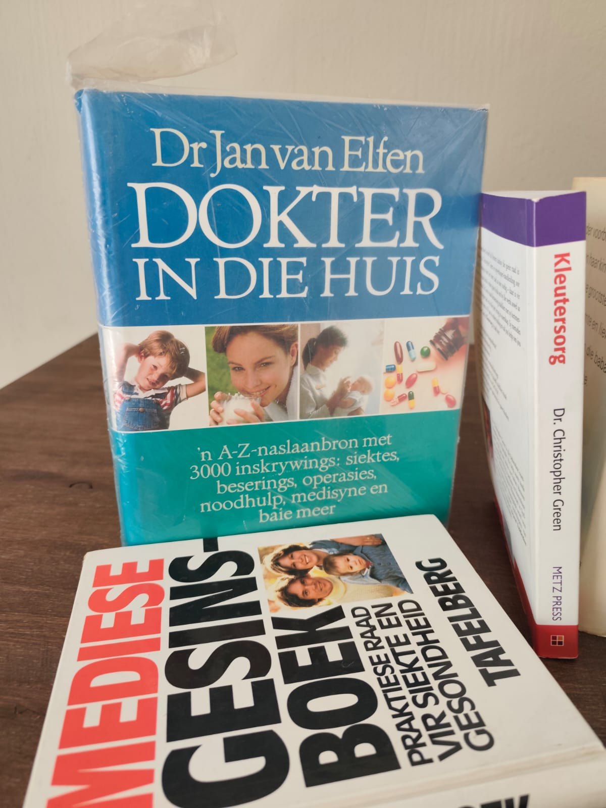 Mixed lot of used medical & baby-care books incl. Dr Jan van Elfen ‘Dokter in die Huis’ (shrunk wrap torn)