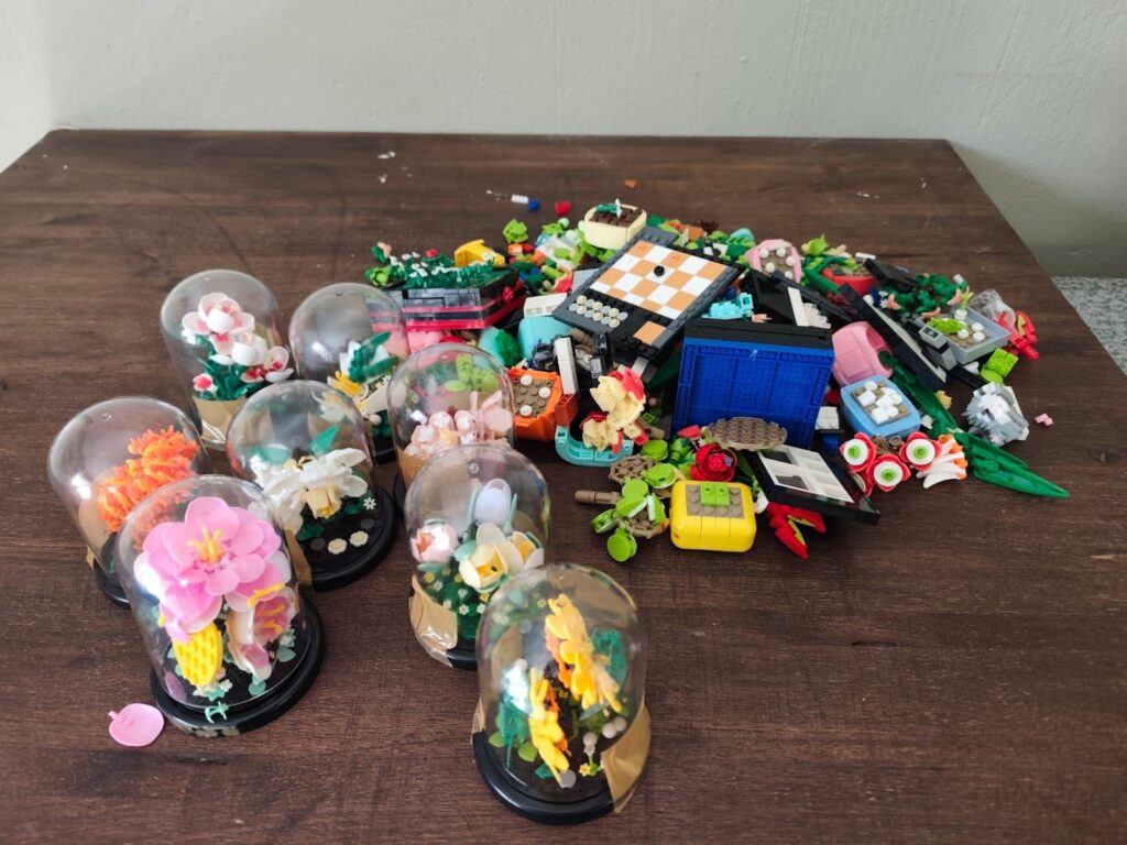 Mixed lot — micro-brick mini animal figures, domed floral displays & loose parts (assorted condition)