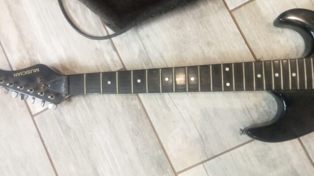 Mixed lot: MUSICIAN electric guitar (no strings) + MUSICIAN PC6150 powered mixer — needs guitar string & aux plug