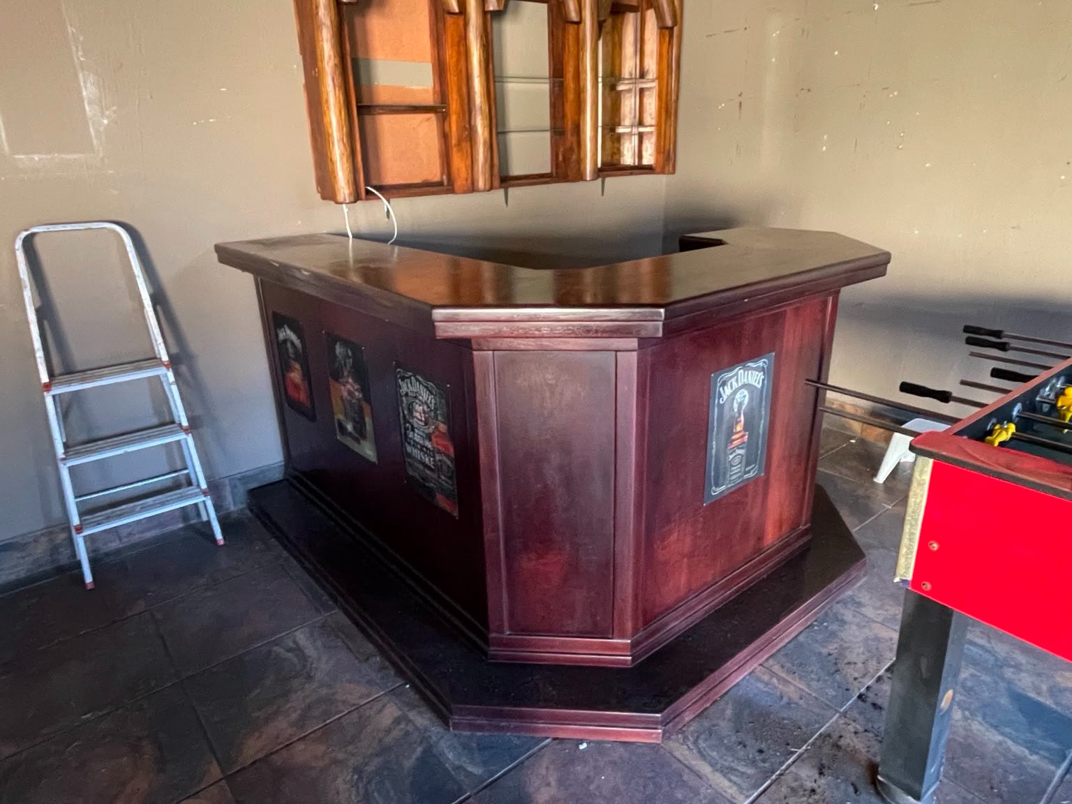 Solid wood U-shaped freestanding home bar / counter on raised plinth – dark finish (190 x 180 x 110 cm)