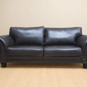 2-seat brown top-grain leather sofa — studded arms, turned feet, removable cushions (240 x 98 x 83 cm)
