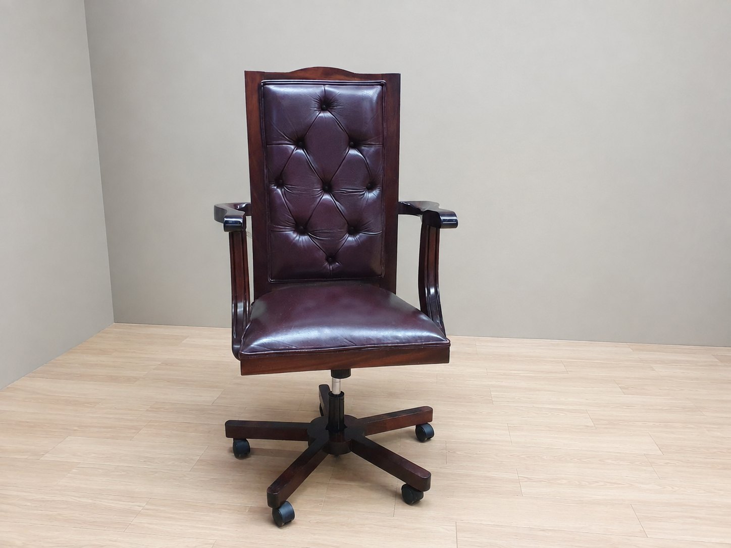 Tufted Leather High‑Back Swivel Office Chair with Wooden Frame & Working Gas Lift