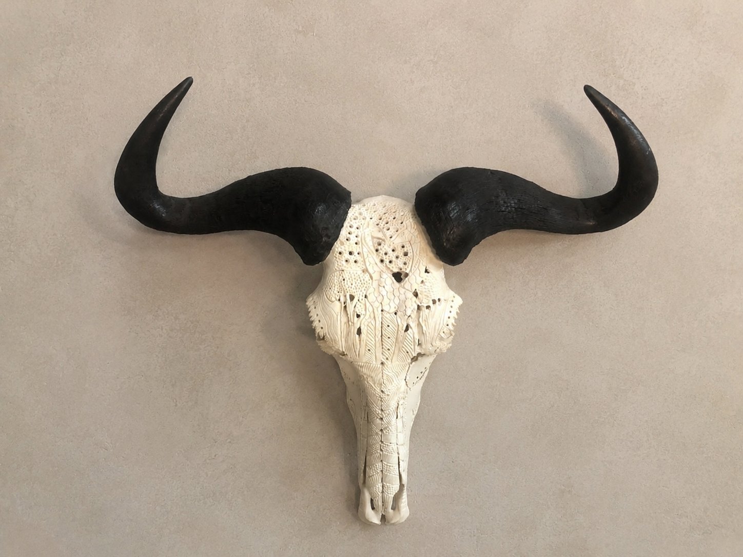 Carved Animal Skull Wall Mount with Original Dark-Painted Horns — Seller-Declared Real Bone/Horn, Hanging Bracket