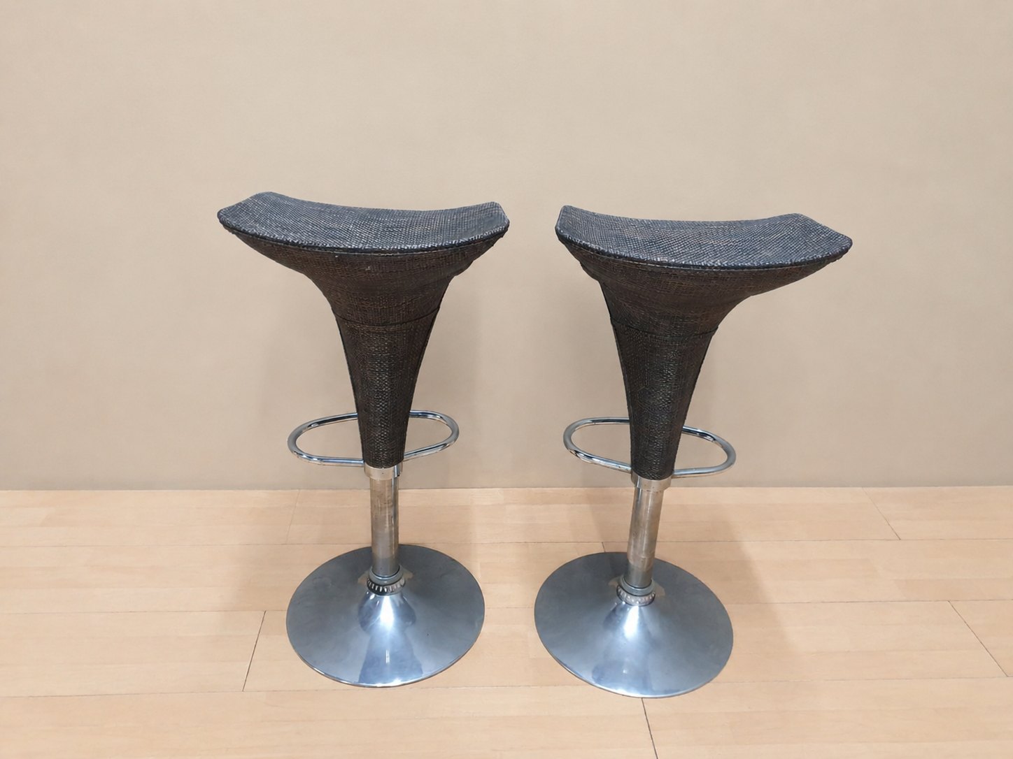 Pair of Modern Adjustable Swivel Bar Stools — Woven‑Effect Seats, Chrome Bases