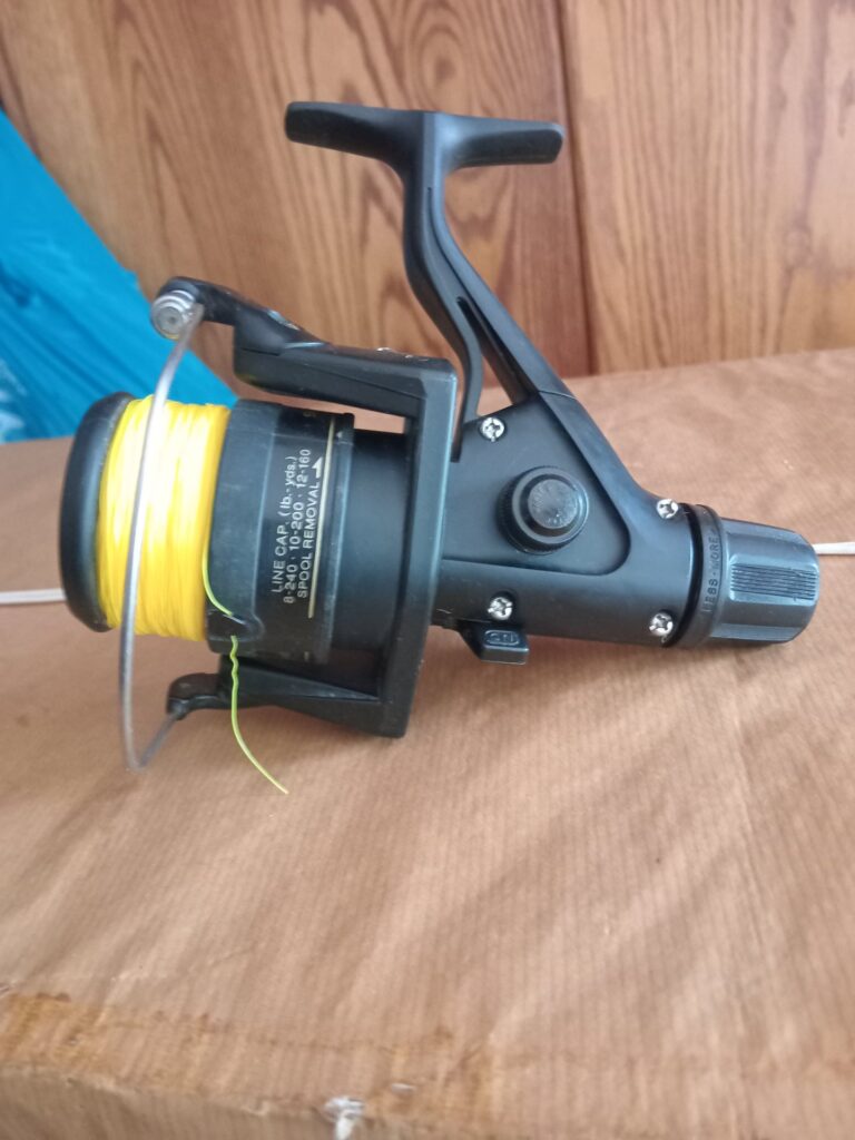 Shimano R4000 Spinning Reel – Right‑hand handle, spool loaded with yellow line, seller ‘Like new’