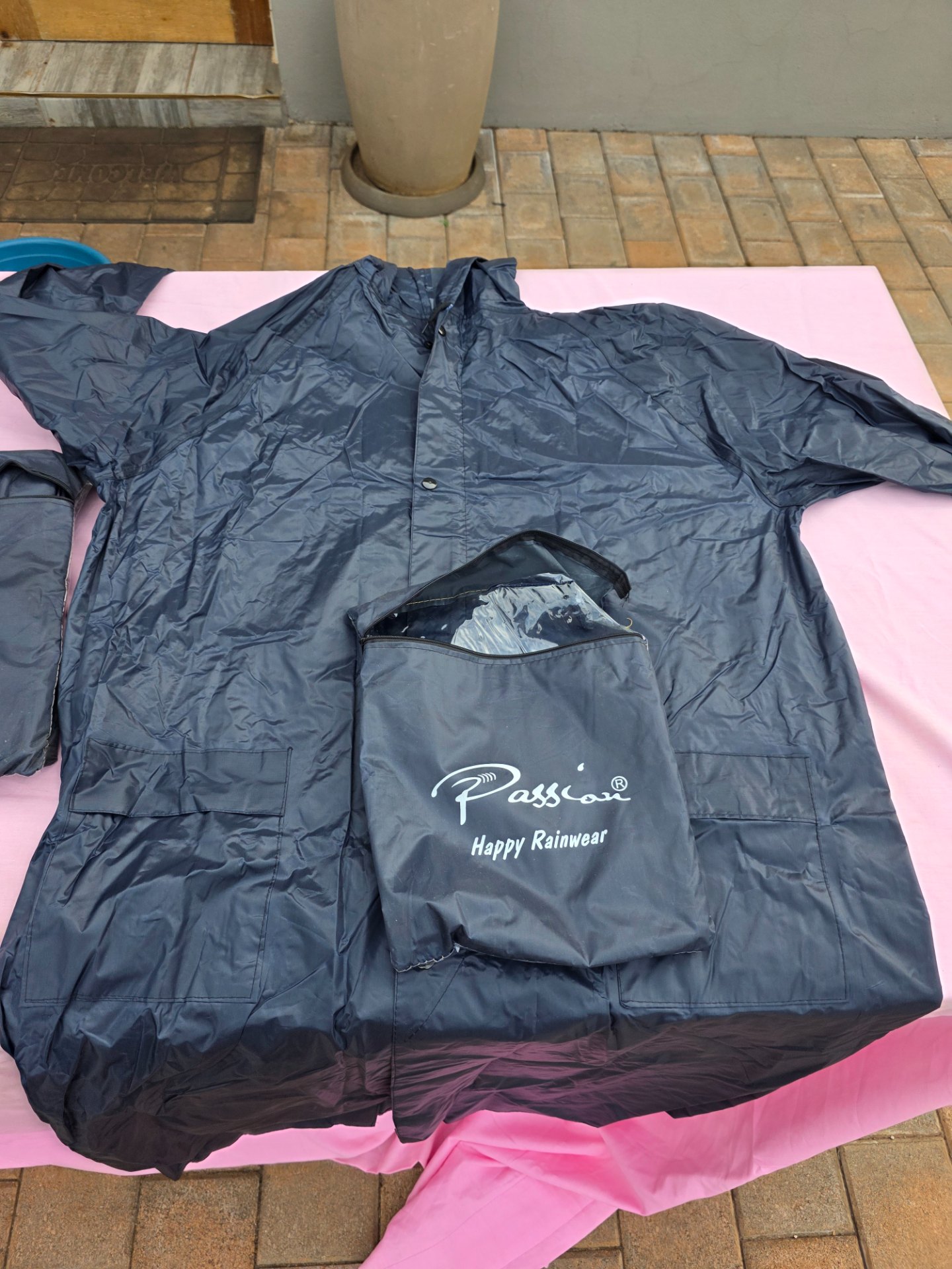Lot: Foldable ‘Passion – Happy Rainwear’ Navy Raincoats with Zipped Pouches – sizes L/XL/XXL (seller claims new)