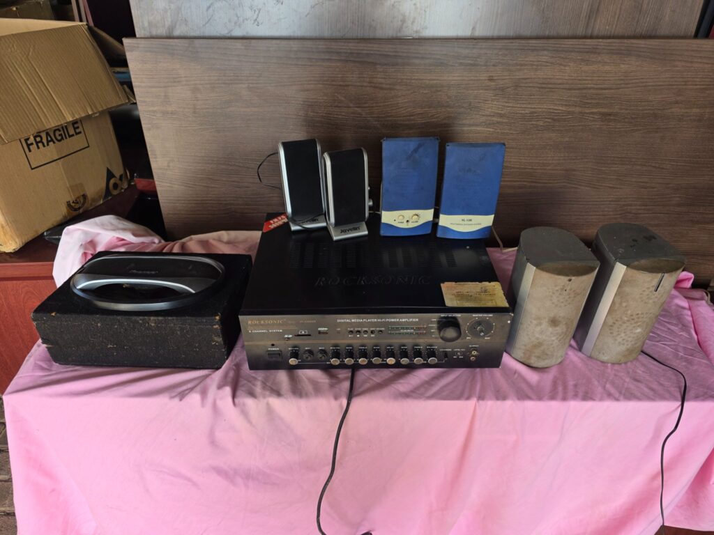 Rocksonic AV-6500SD amplifier + mixed speaker lot (Javelin, YL-128, Pioneer) — untested, for parts/repair