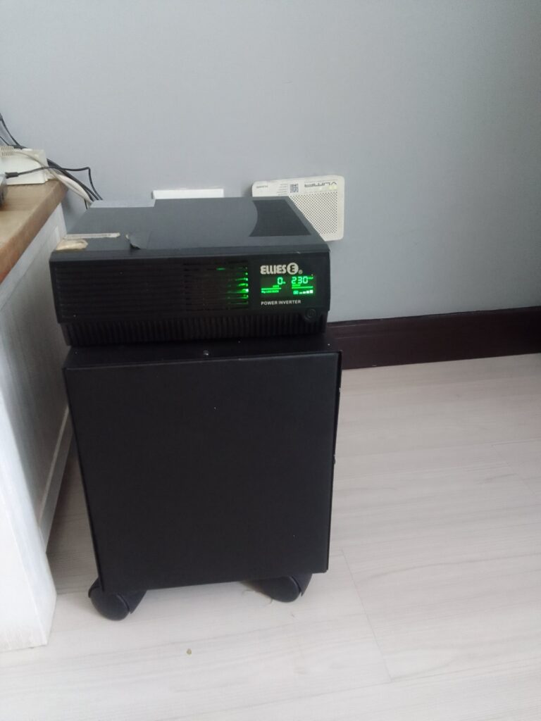 Ellies power inverter / UPS (manual 720W / 1440W) with external battery pack (powers on, battery needs replacement)