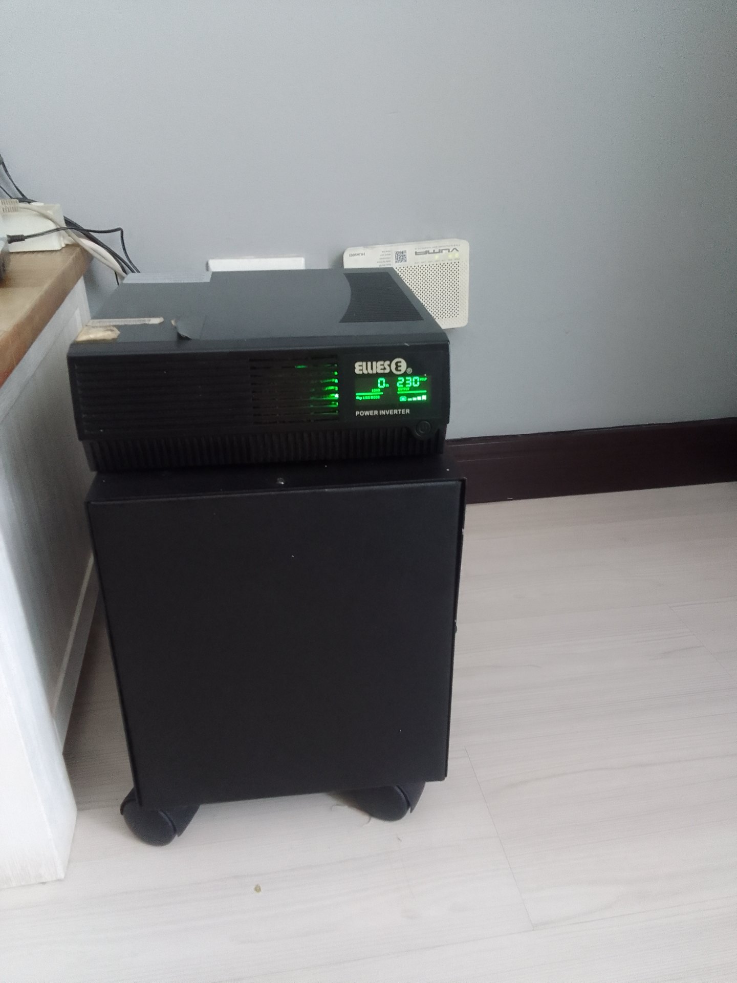 Ellies power inverter / UPS (manual 720W / 1440W) with external battery pack (powers on, battery needs replacement)