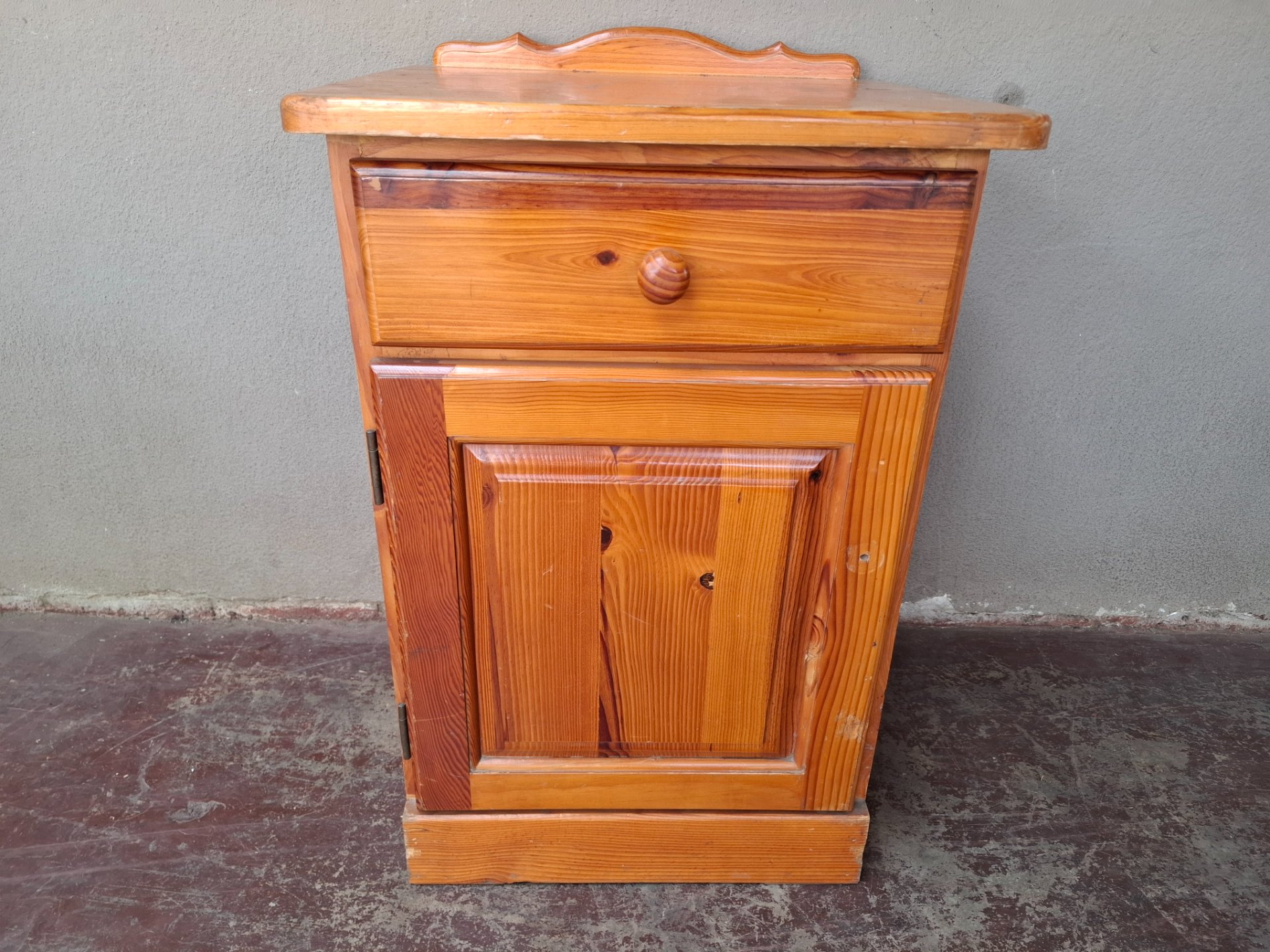 Small wooden bedside cabinet / cupboard – 1 drawer + 1 door, decorative backsplash, 50 x 45 x 73 cm
