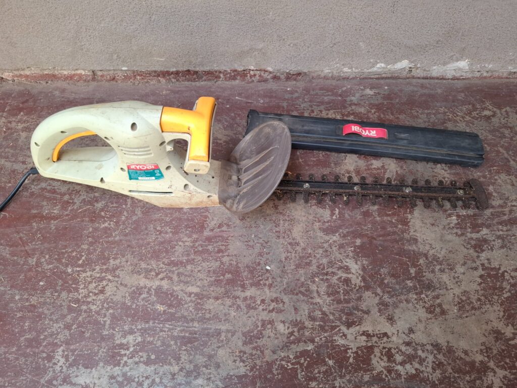 Ryobi RGT420D 240V 600W Corded Hedge Trimmer — 420mm Blade, Tested Working