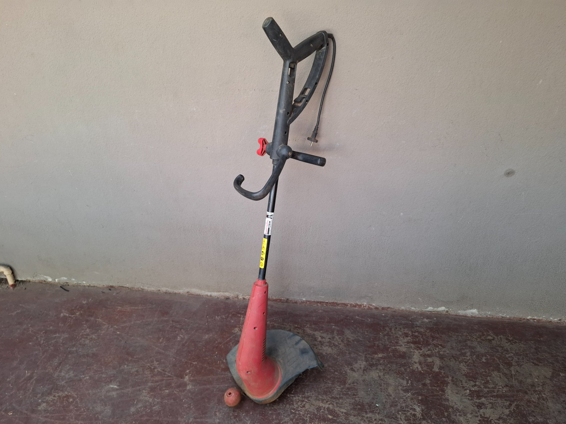 Corded Electric Grass Trimmer / Strimmer — Tested Working, Power Cord & Cutting Head Fitted