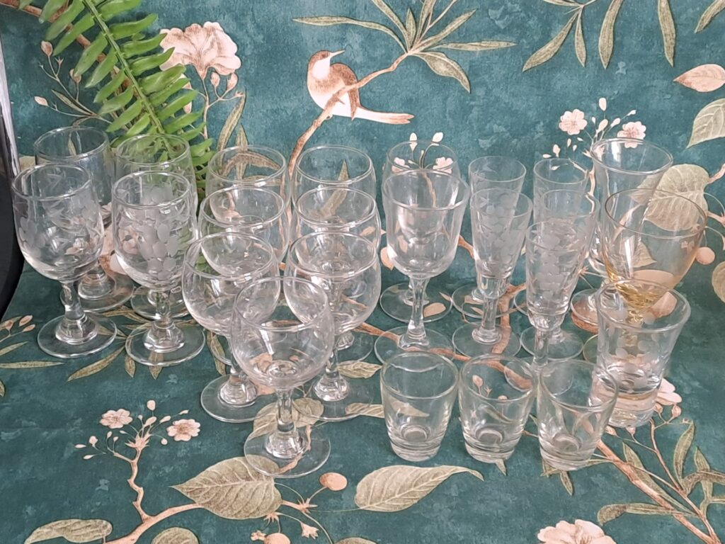 Mixed lot of small etched stem & tumbler glassware — frosted grape motif, mixed sherry/liqueur stems