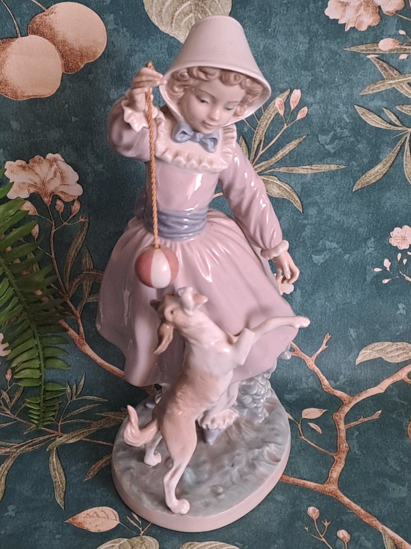 LLADRÓ porcelain girl with dog (factory stamp DAISA 1979) — pastel glazed figurine, damaged dog leg
