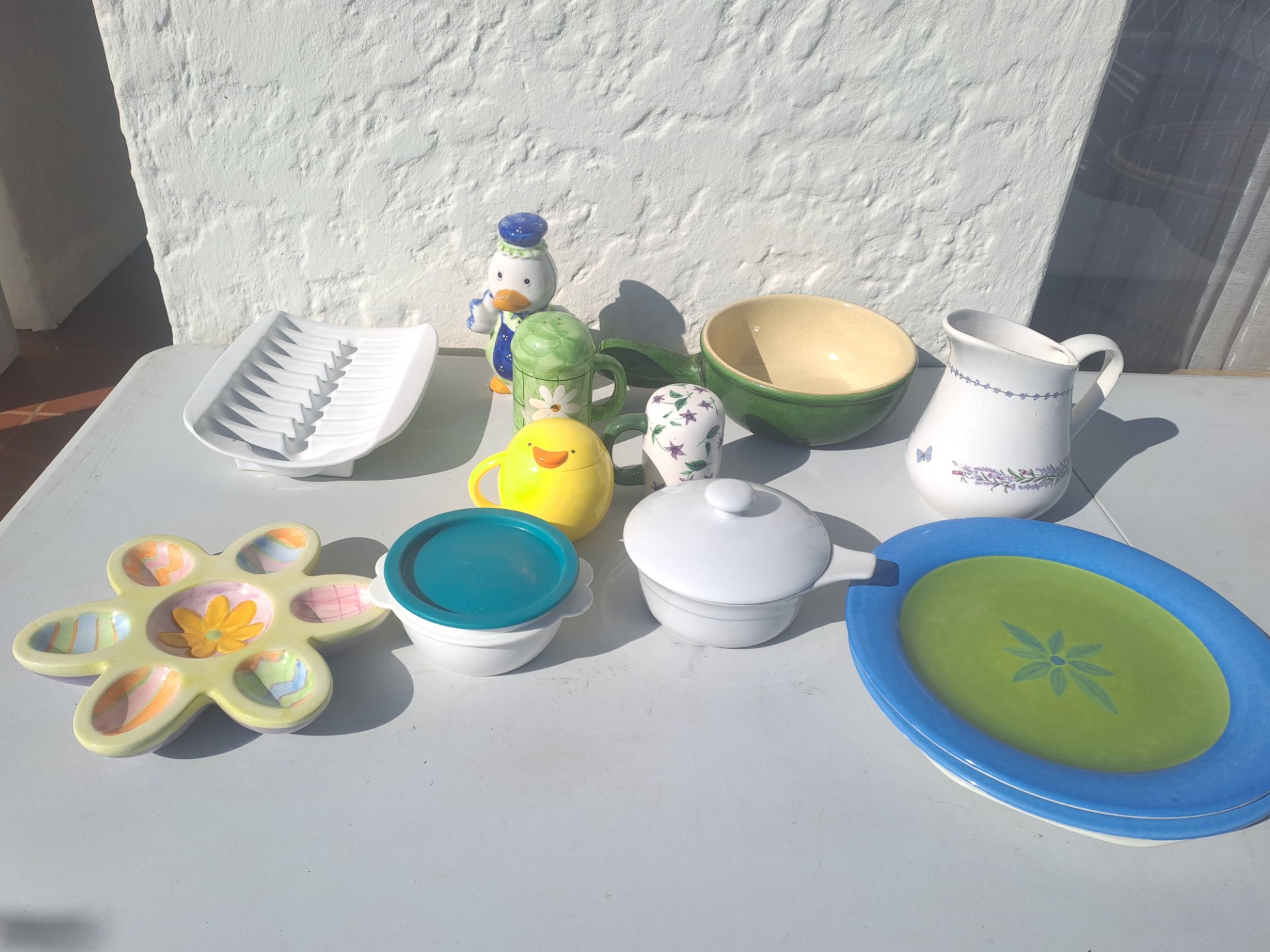 Assorted kitchen crockery & decorative tableware lot – mixed ceramics & plastic