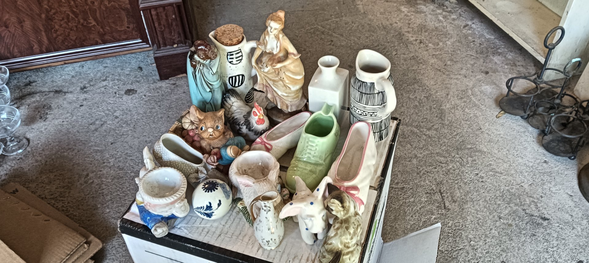 Lot 5144 — Mixed box of 17 small ceramic/porcelain decorative items: figurines, mini vases, shoe planters & animal ornaments