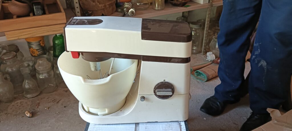 Kenwood stand mixer with bowl & beaters — tested working