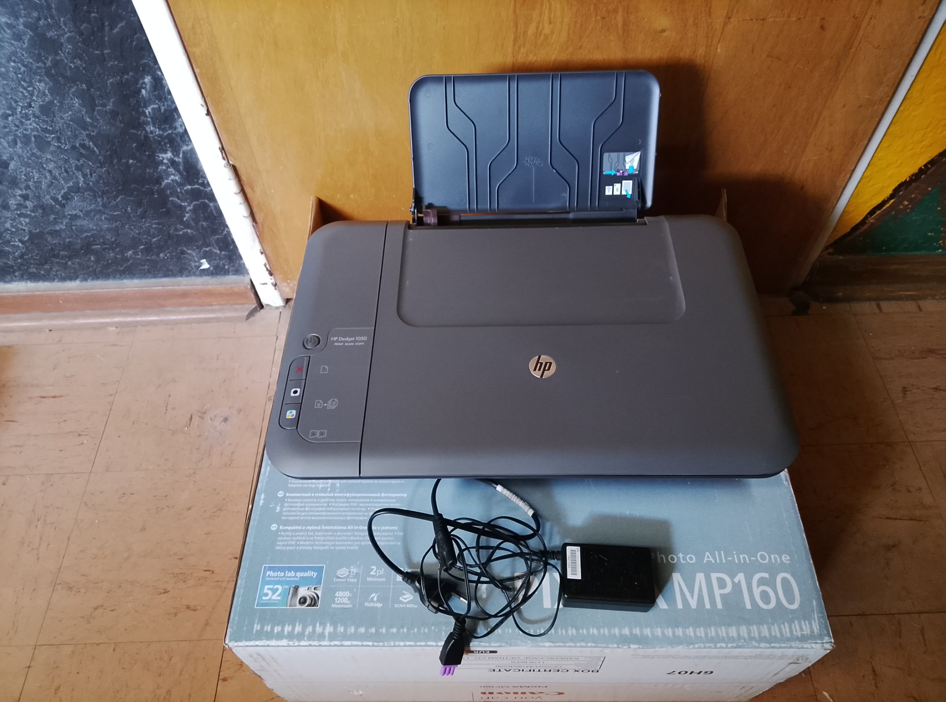 HP Deskjet 1050 All‑in‑One (J410 series) inkjet printer — power adapter, USB cable, original box — worked last time
