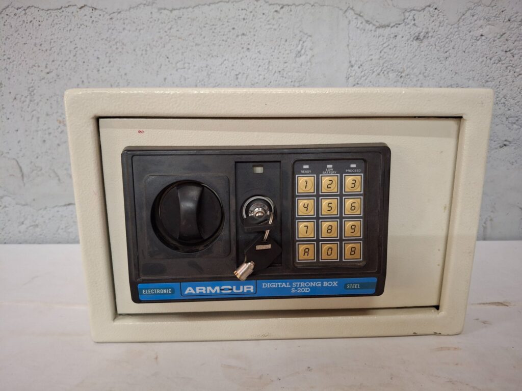 ARMOUR Digital Strong Box S-20D — compact electronic safe with keys (working)