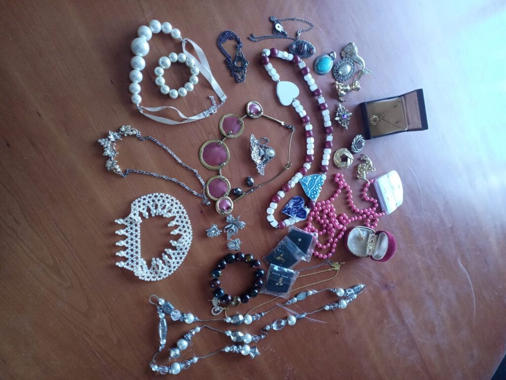 Lot 3 – Mixed costume jewellery collection (necklaces, bracelets, rings, earrings, brooches, pendants)