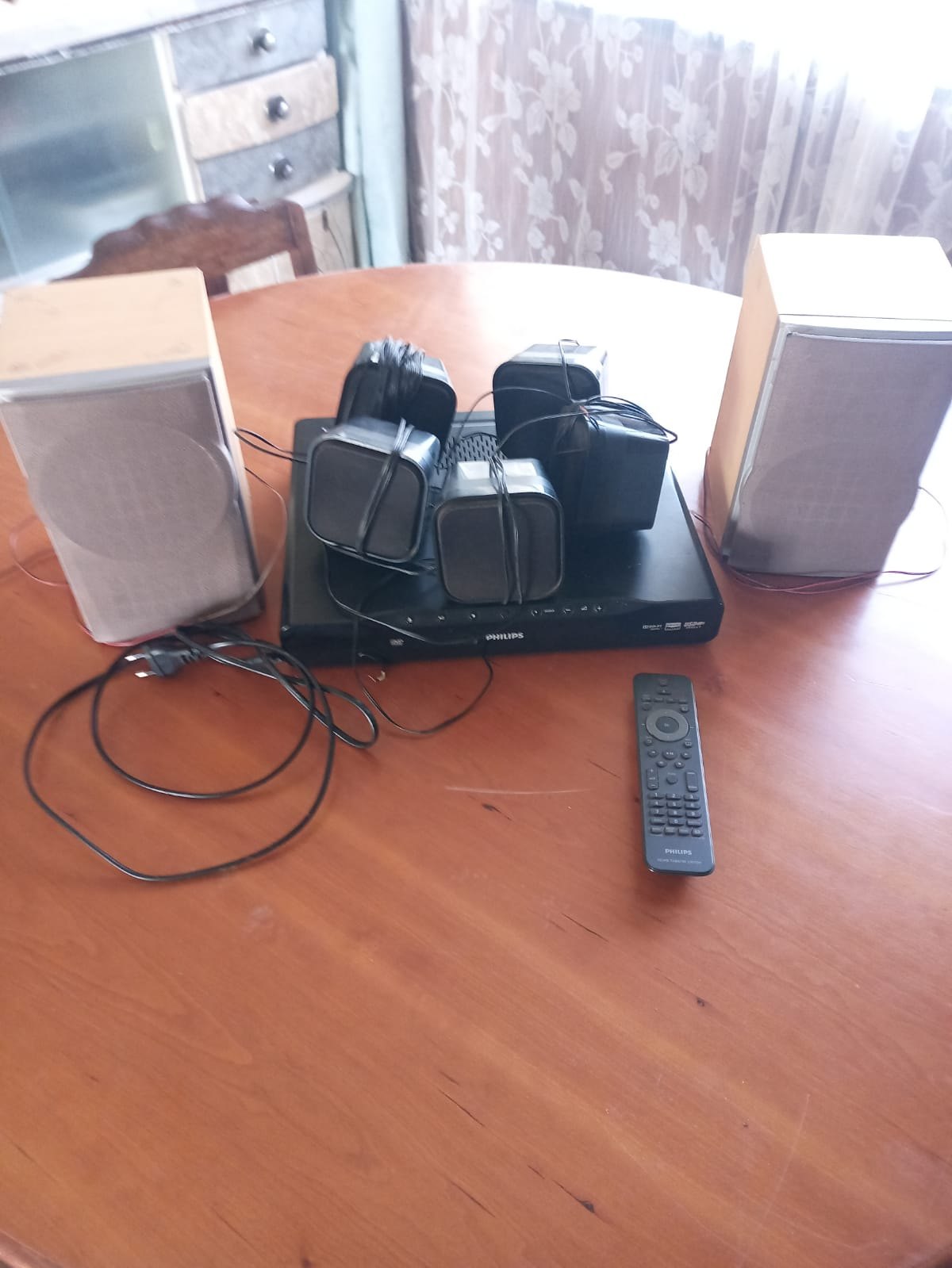Philips DVD Home Theatre System with 7 Speakers (5 satellites + 2 bookshelves) and Remote — Used