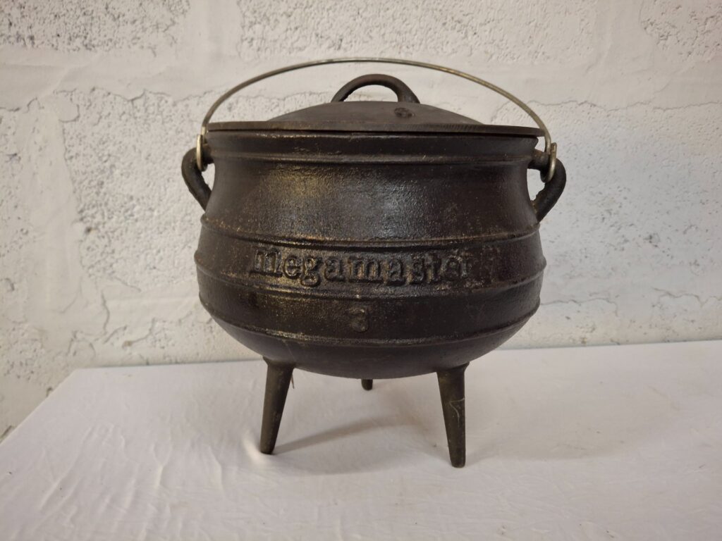 Megamaster cast-iron three-legged pot / cauldron with lid & bail handle (H28 x D11 cm)