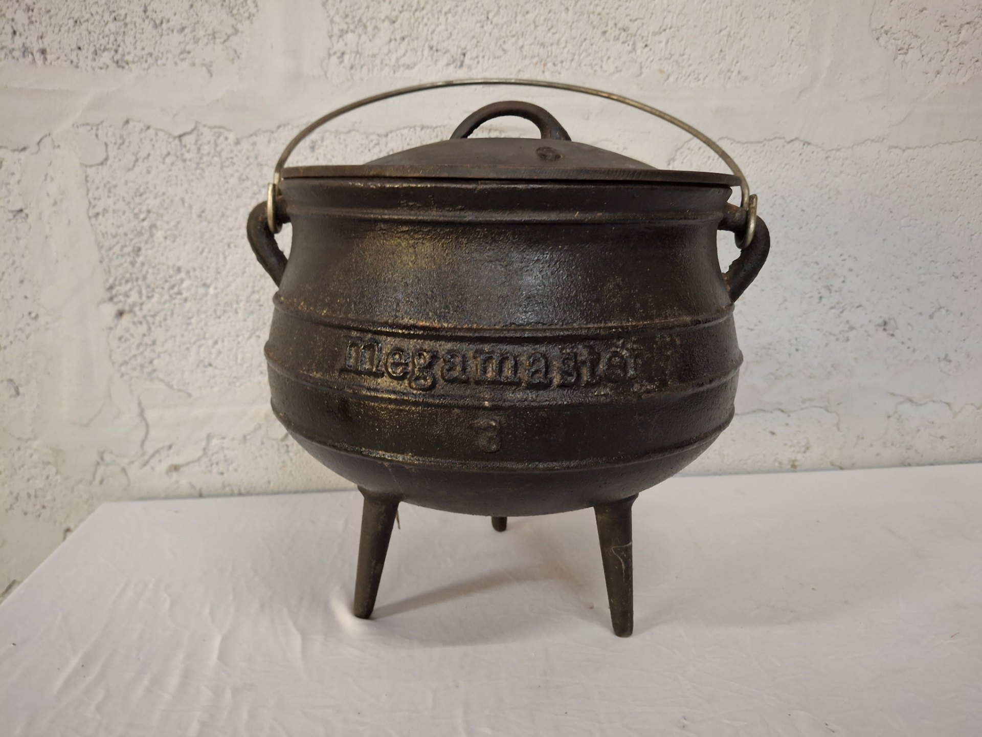 Megamaster cast-iron three-legged pot / cauldron with lid & bail handle (H28 x D11 cm)