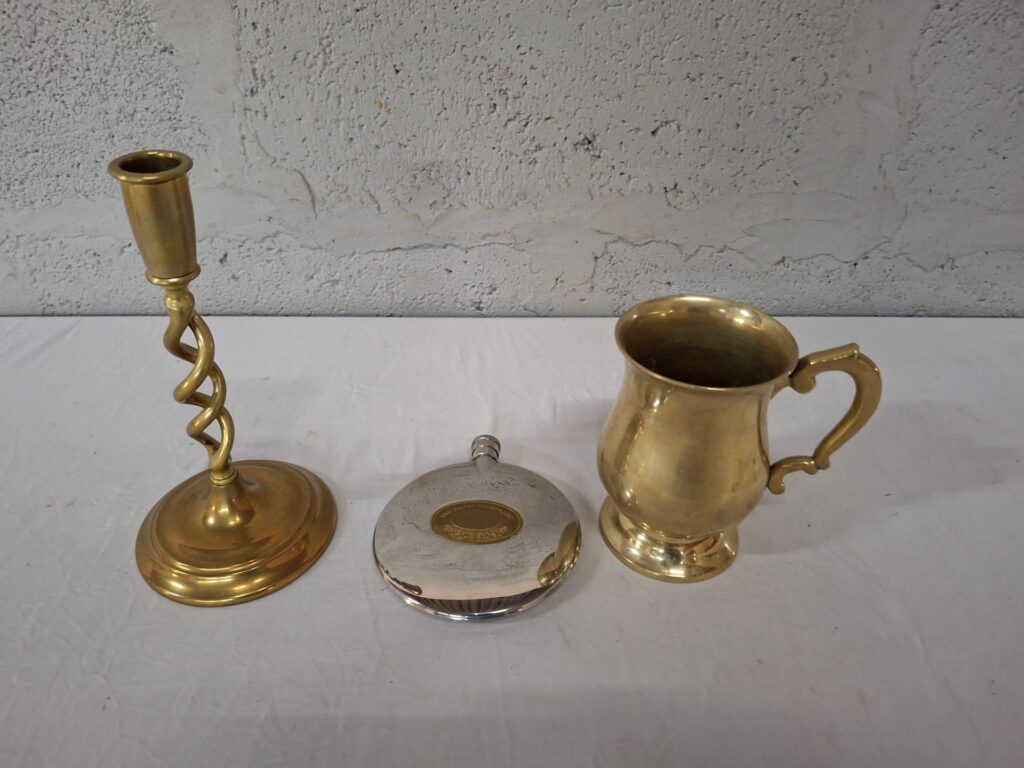 Mixed brass lot: twisted candlestick, lidded compact/box and brass tankard / jug