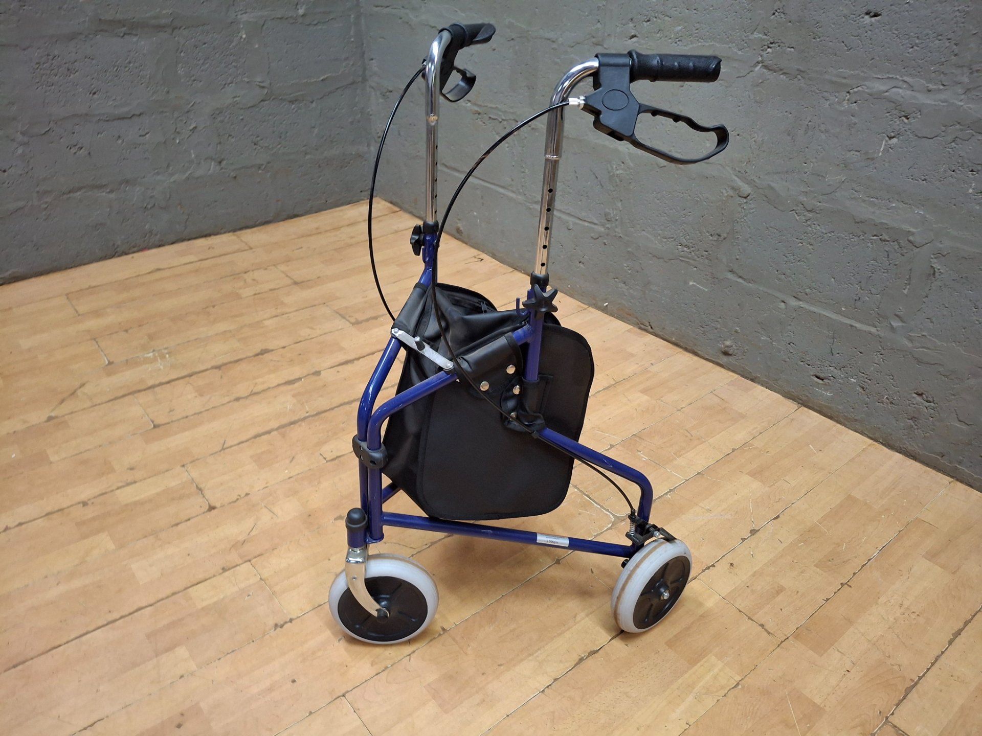 Blue three-wheel rollator / shopping walker – adjustable handles, hand brakes, storage bag, 100Kg capacity