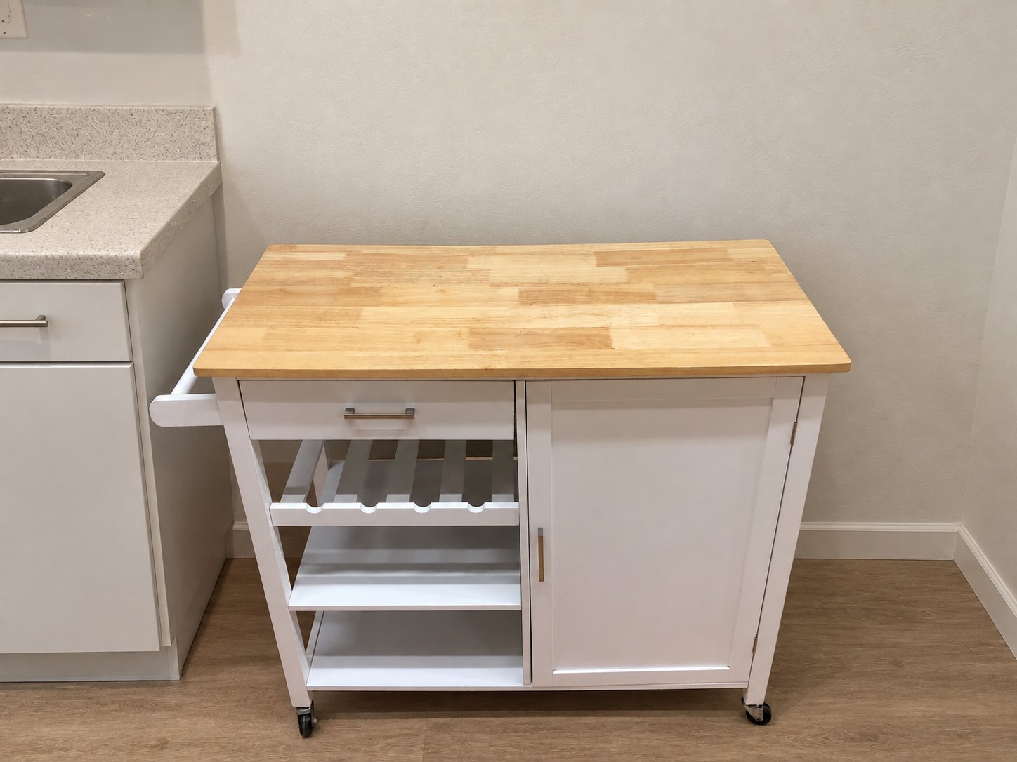 White Mobile Kitchen Island / Butcher‑Block Top Cart with Drawer, Wine Rack & Cabinet — 108 x 48 x 89 cm