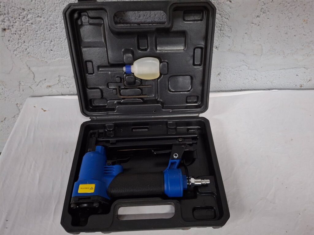 RONGPENG J1013 pneumatic nailer in fitted plastic case — oil bottle & air coupler included (NOT WORKING)