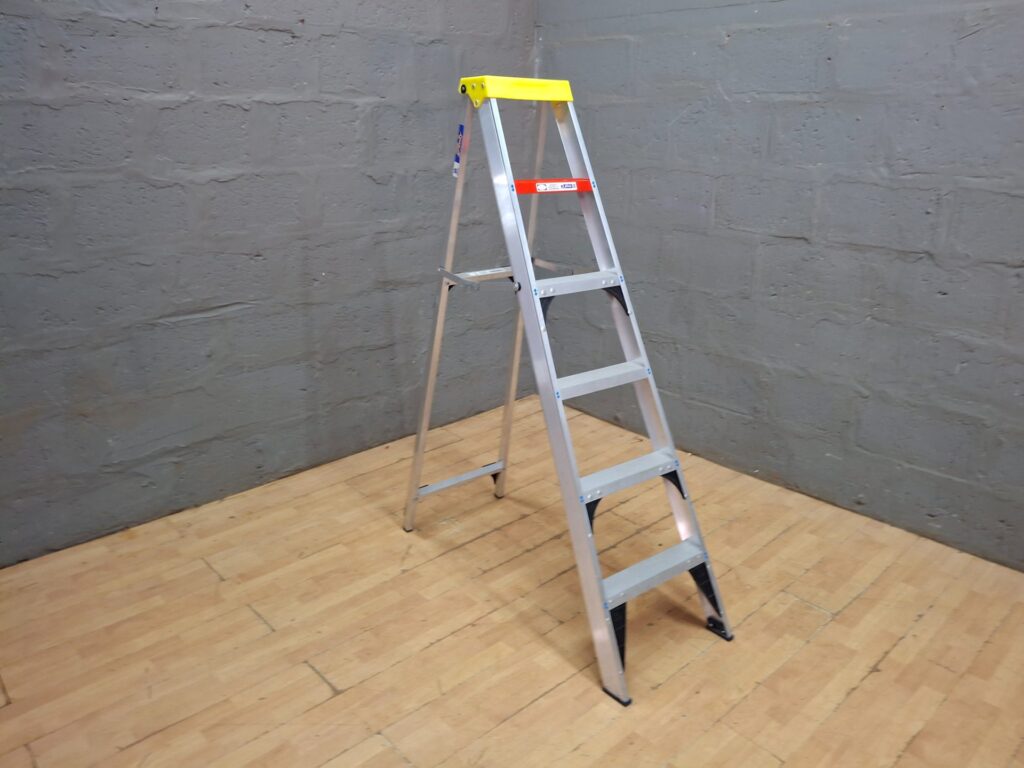 Gravity aluminium step ladder — 4-step step-stool style, spreader locks securely