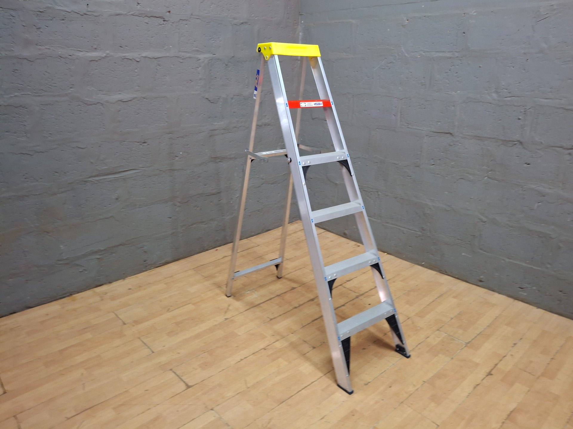 Gravity aluminium step ladder — 4-step step-stool style, spreader locks securely