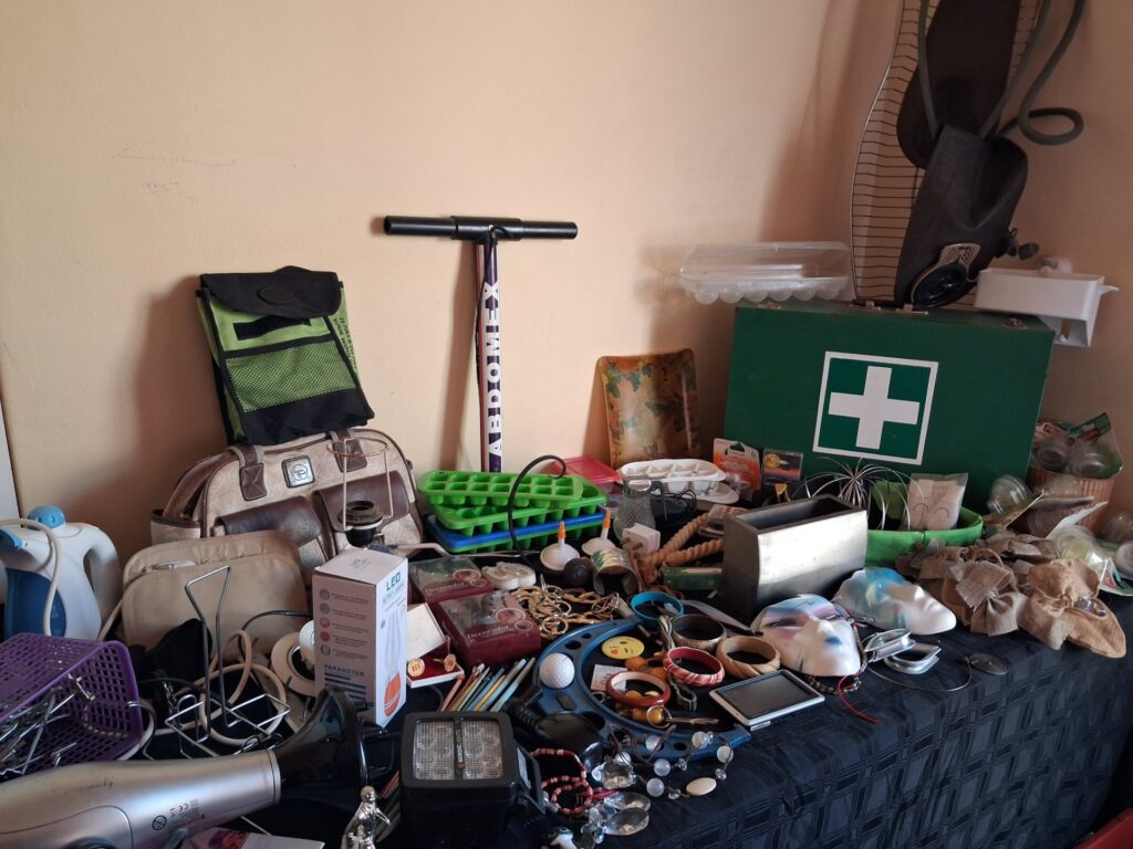 Mixed household lot — small kitchenware, jewellery, accessories and untested electronics (Garmin, hairdryer, boxed LED)