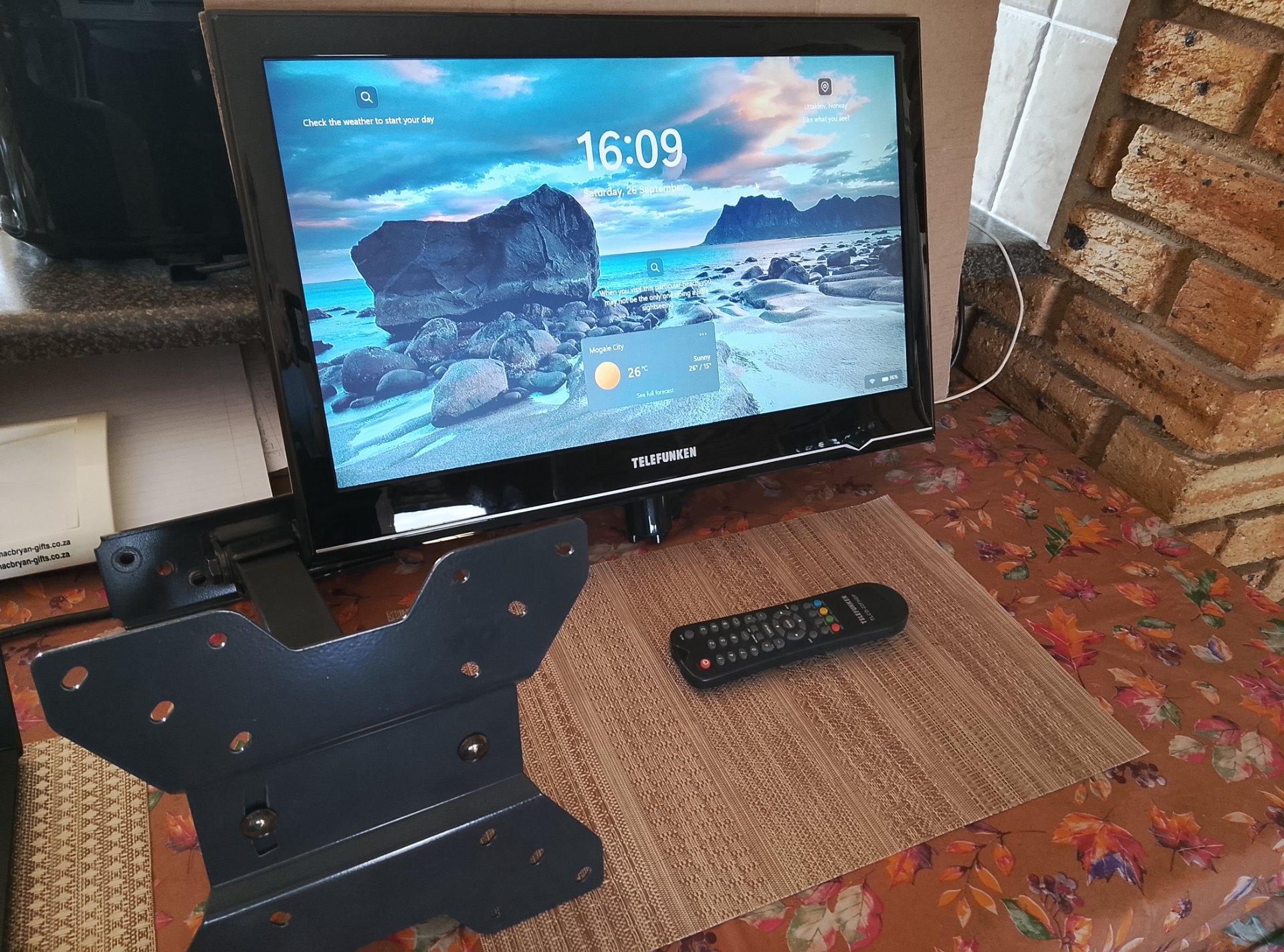 Telefunken TLCD-22FHDP 22cm Full HD LCD TV — Working, wall mount + remote & manual