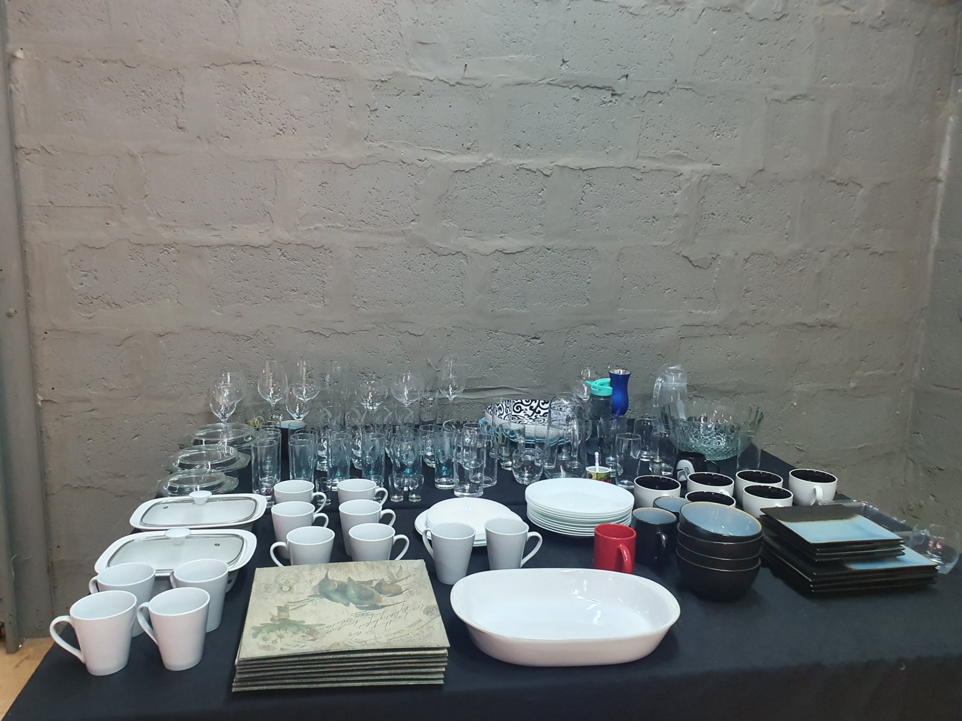 Mixed Lot — Assorted Glassware & Crockery, approx. 140 pieces (glasses, mugs, plates, bowls, serving dishes)