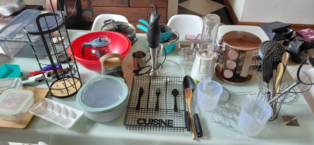 Lot 01 — Mixed Kitchenware lot with hand-held immersion blender & personal blender base (assorted utensils, pots, bowls & storage)