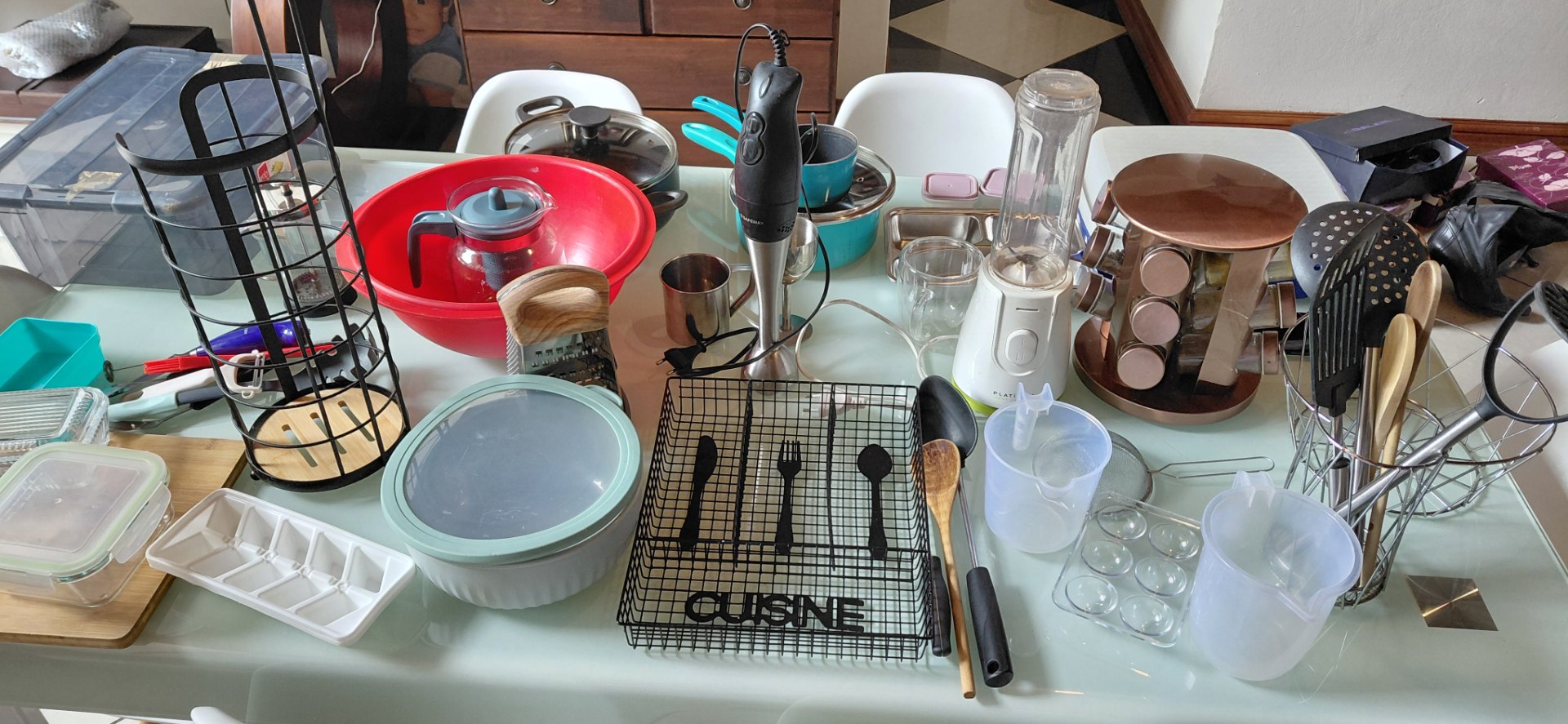 Lot 01 — Mixed Kitchenware lot with hand-held immersion blender & personal blender base (assorted utensils, pots, bowls & storage)