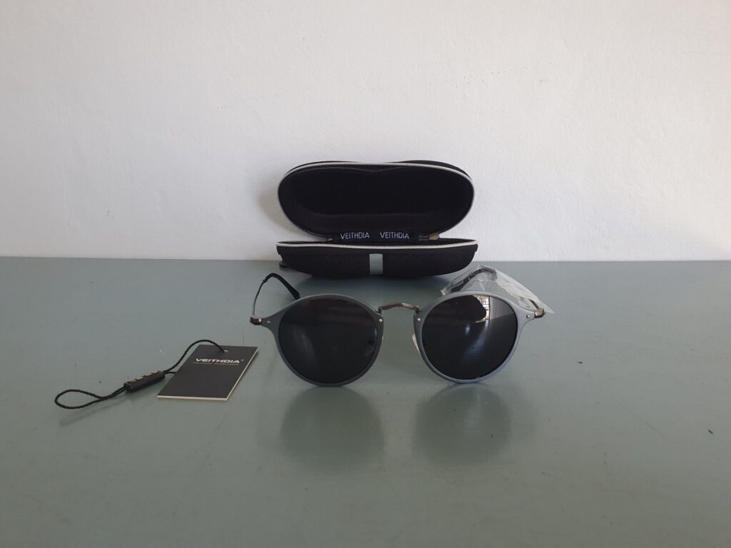 VEITHDIA Polarized Round Sunglasses with Hard Zip Case — Very Good Condition