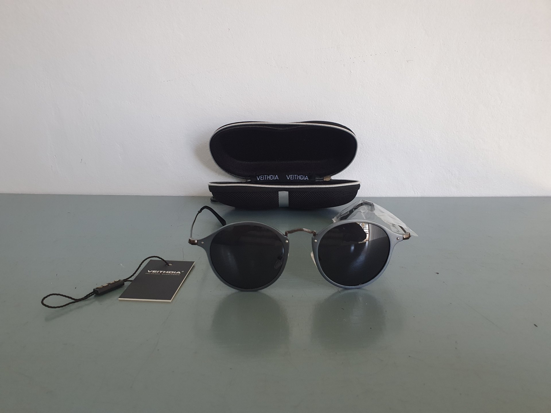 VEITHDIA Polarized Round Sunglasses with Hard Zip Case — Very Good Condition