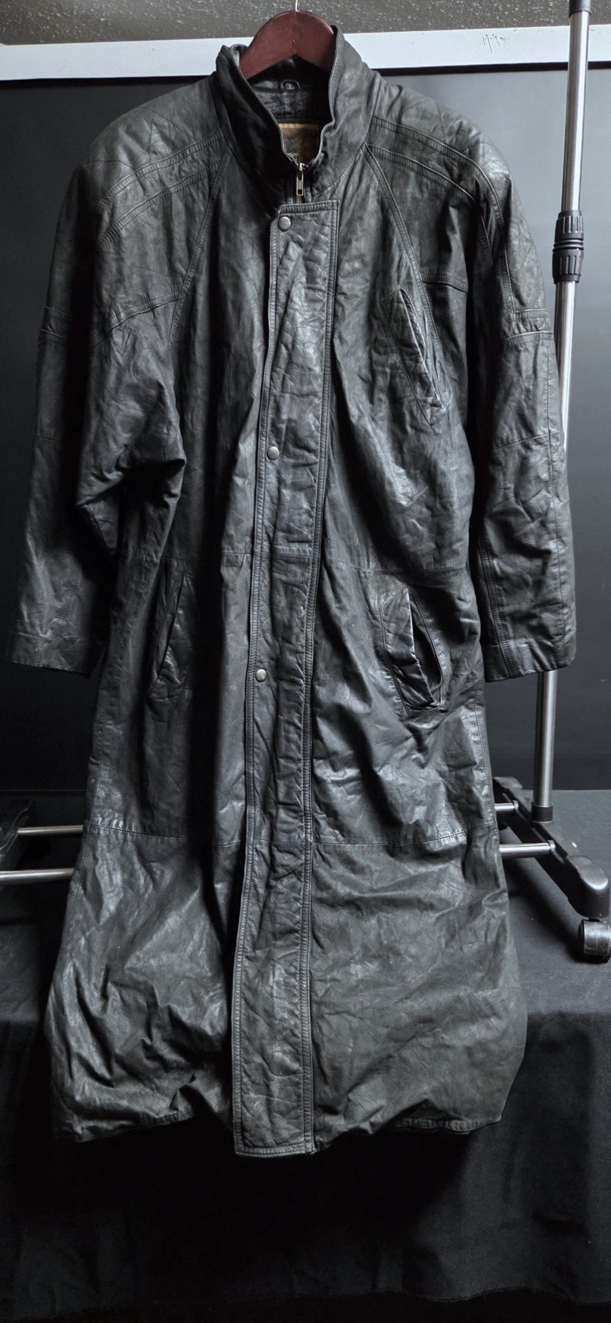 Long black full-length leather coat – Size M, crest label, genuine leather tag