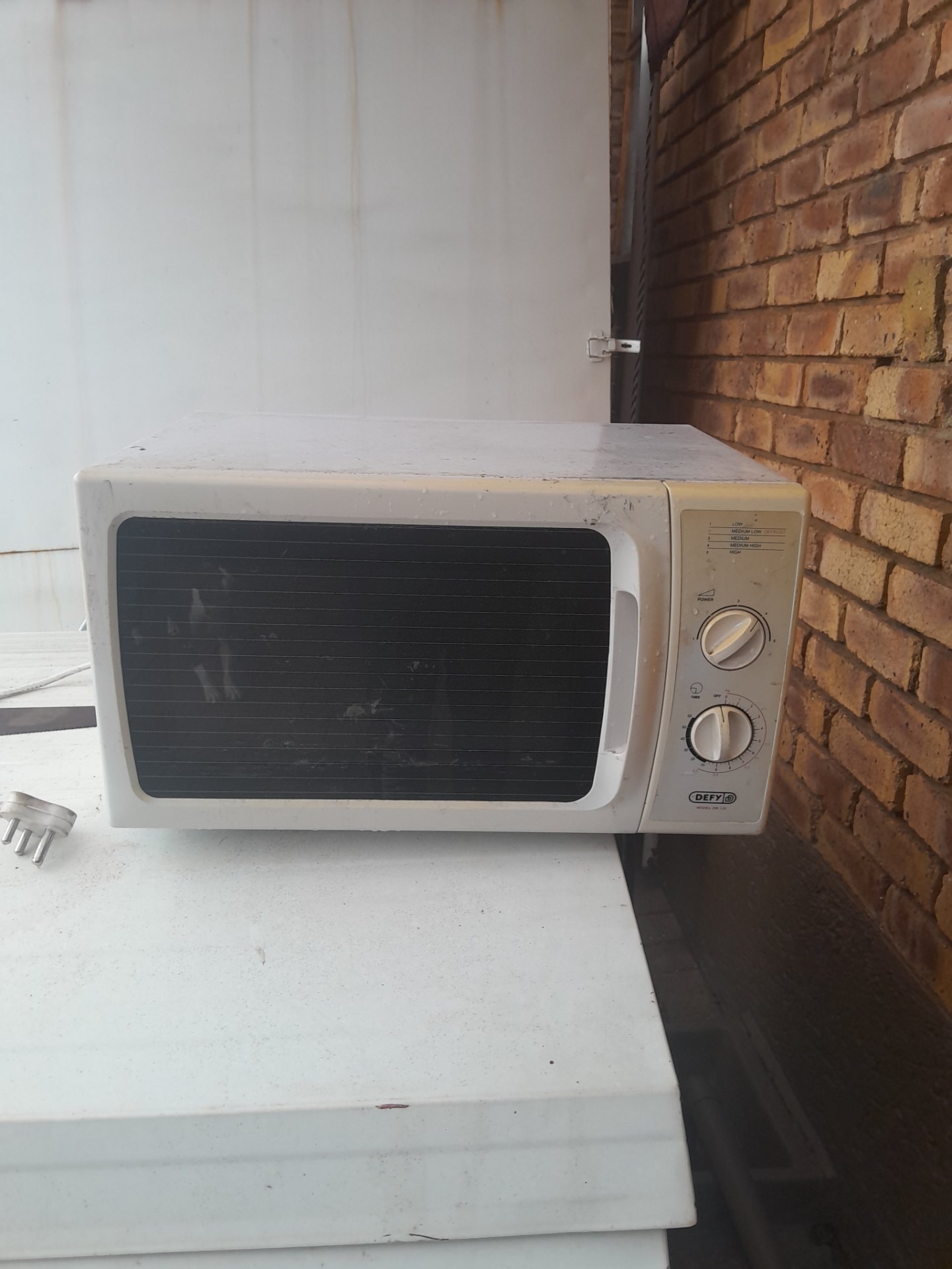 DEFY Countertop Microwave Oven — Tested Working, Turntable & Original Plug — Cosmetic Wear