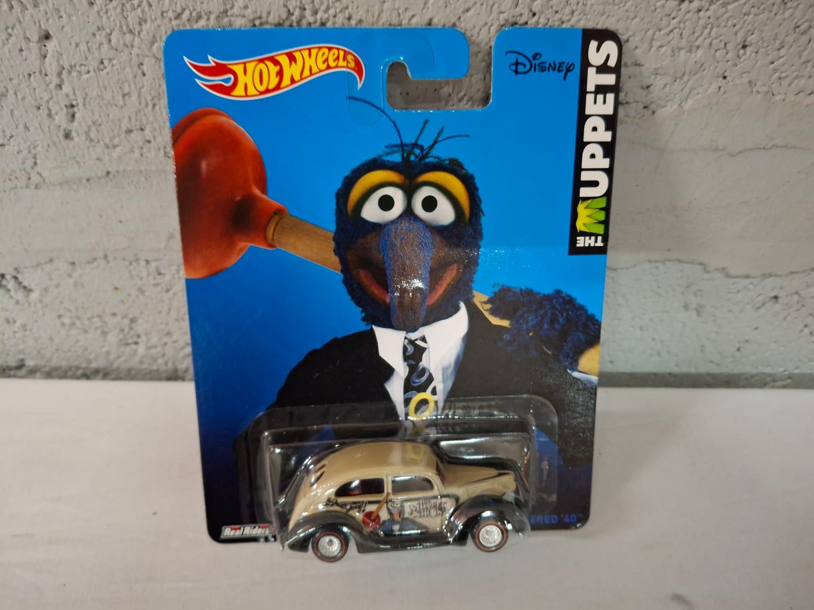 Hot Wheels Disney ‘The Muppet Show’ carded die-cast car (Real Riders) — sealed blister, card crease & sticker