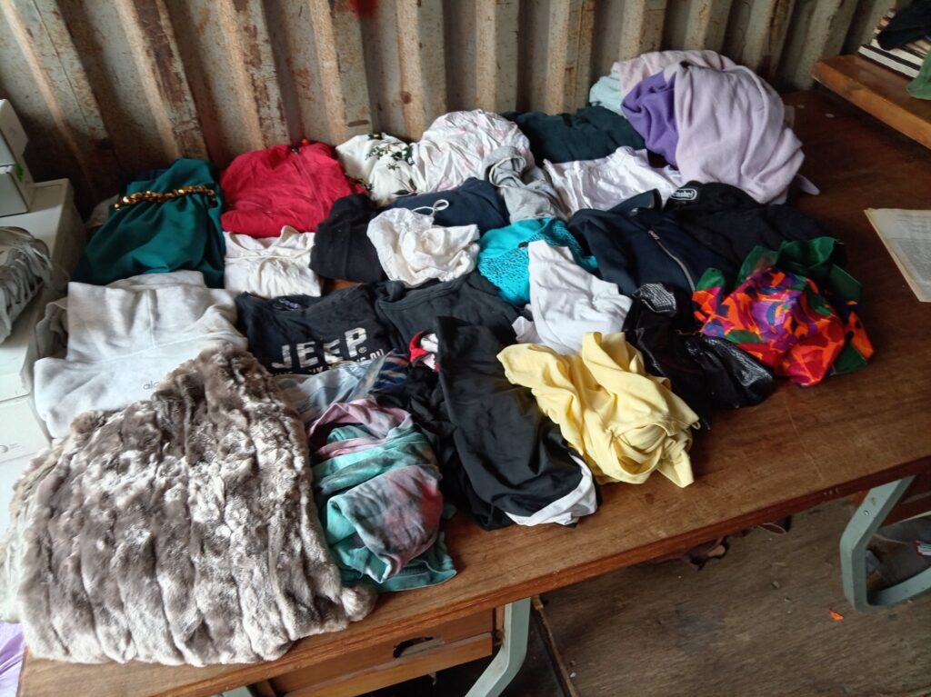 Joblot 2 — Mixed Women’s Clothing (used) incl. Alo hoodie, Jeep tee & faux-fur throw