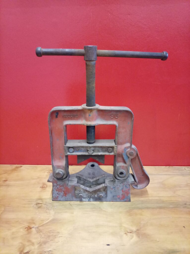 Record 96 cast-iron bench / pipe vice – ‘Made in England’ (untested, heavy surface rust)