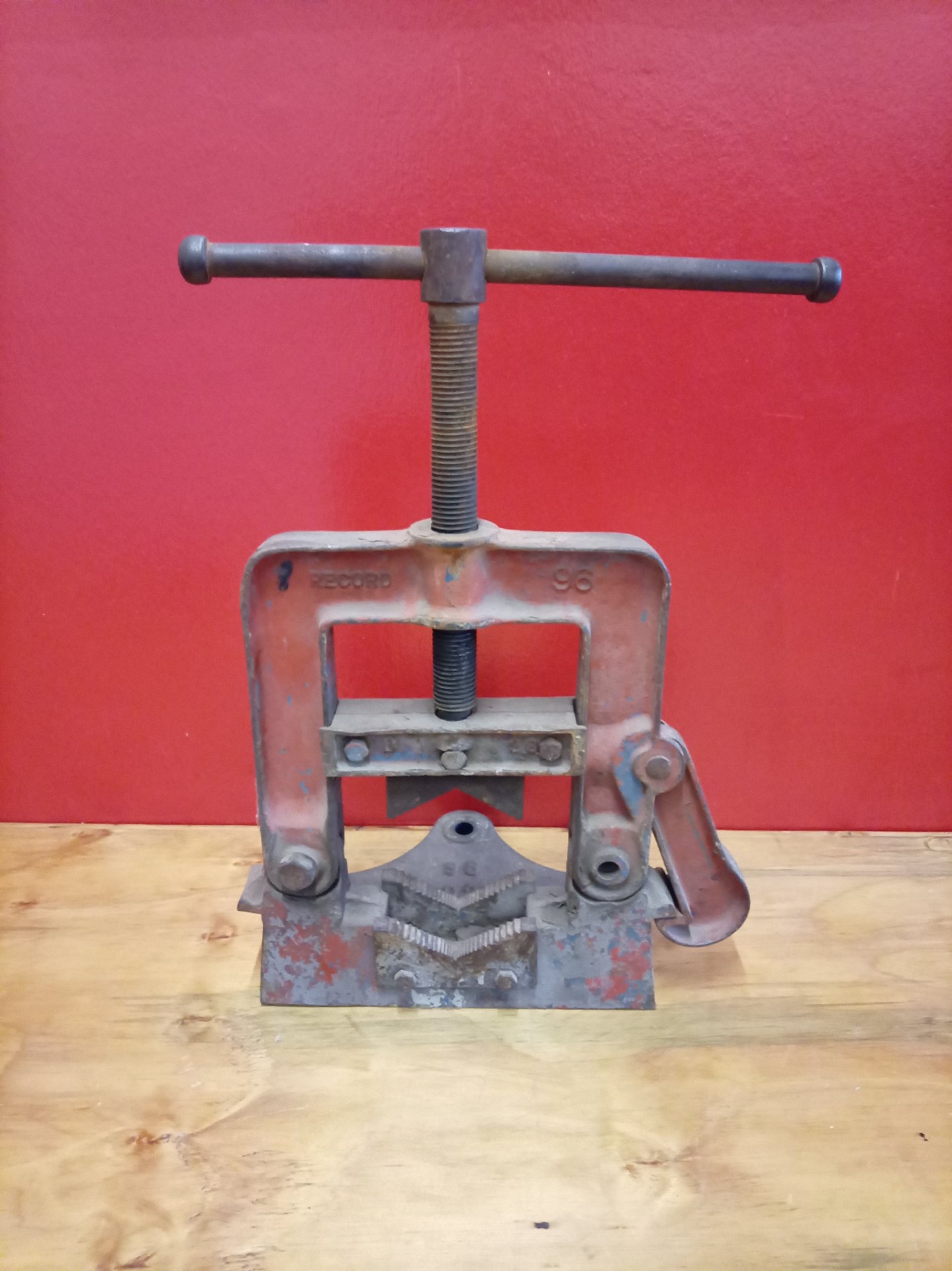 Record 96 cast-iron bench / pipe vice – ‘Made in England’ (untested, heavy surface rust)