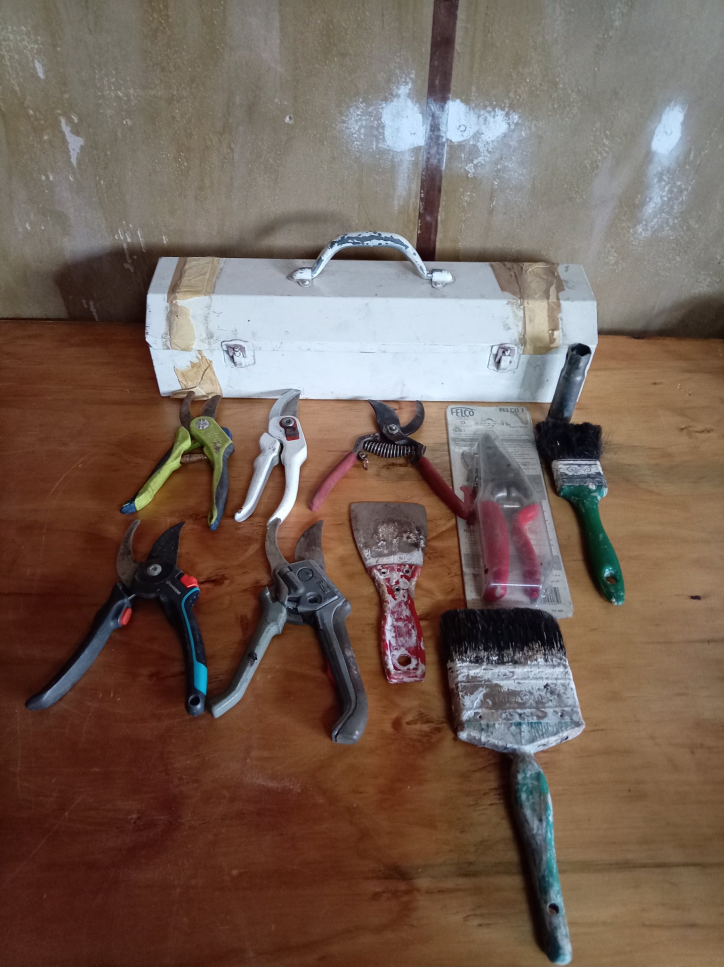 Assorted hand tools lot — metal toolbox, pruning shears (incl. FELCO 7 in packaging), paint brushes & scrapers