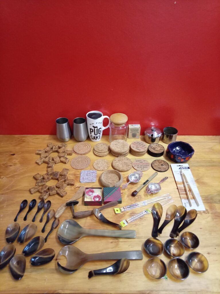 Mixed kitchenware lot — tortoiseshell-look spoons & bowls, cork coasters, tumblers, tea strainers, Avanti tongs (packaged) and more