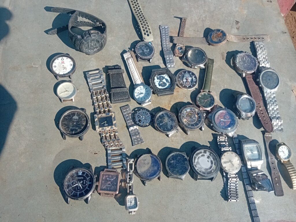 Lot of 34 mixed wrist watches – spares & repairs, cracked crystals, missing straps, exposed movements