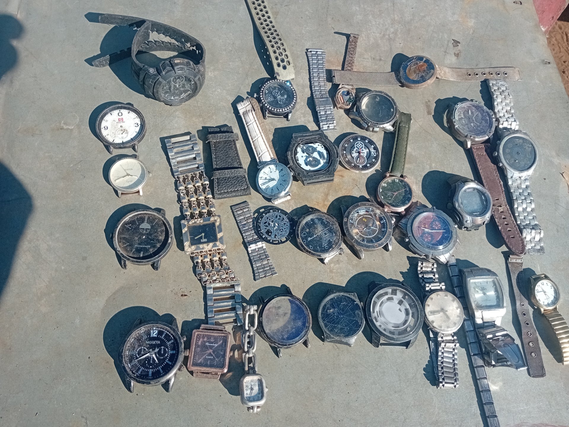 Lot of 34 mixed wrist watches – spares & repairs, cracked crystals, missing straps, exposed movements